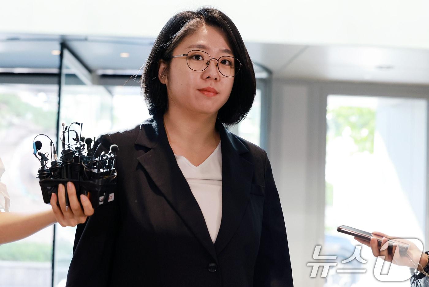 본문 이미지 - 용혜인 성평등가족부 장관 후보자가 7일 서울 서대문구 한국청소년활동진흥원에 마련된 인사청문회 준비 사무실로 출근하고 있다. 2026.9.7 ⓒ 뉴스1 이호윤 기자