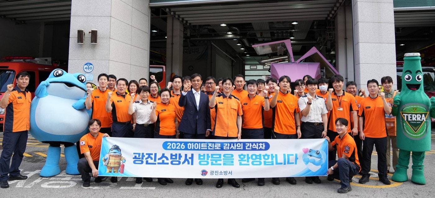 본문 이미지 - 이달 2일 (가운데 왼쪽)김찬석 하이트진로 특판북부지점 지점장과 (가운데)이은규 광진소방서 서장이 광진소방서에서 열린 '감사의 간식차' 행사에서 소방공무원들과 기념 촬영을 하고 있다.(하이트진로 제공)