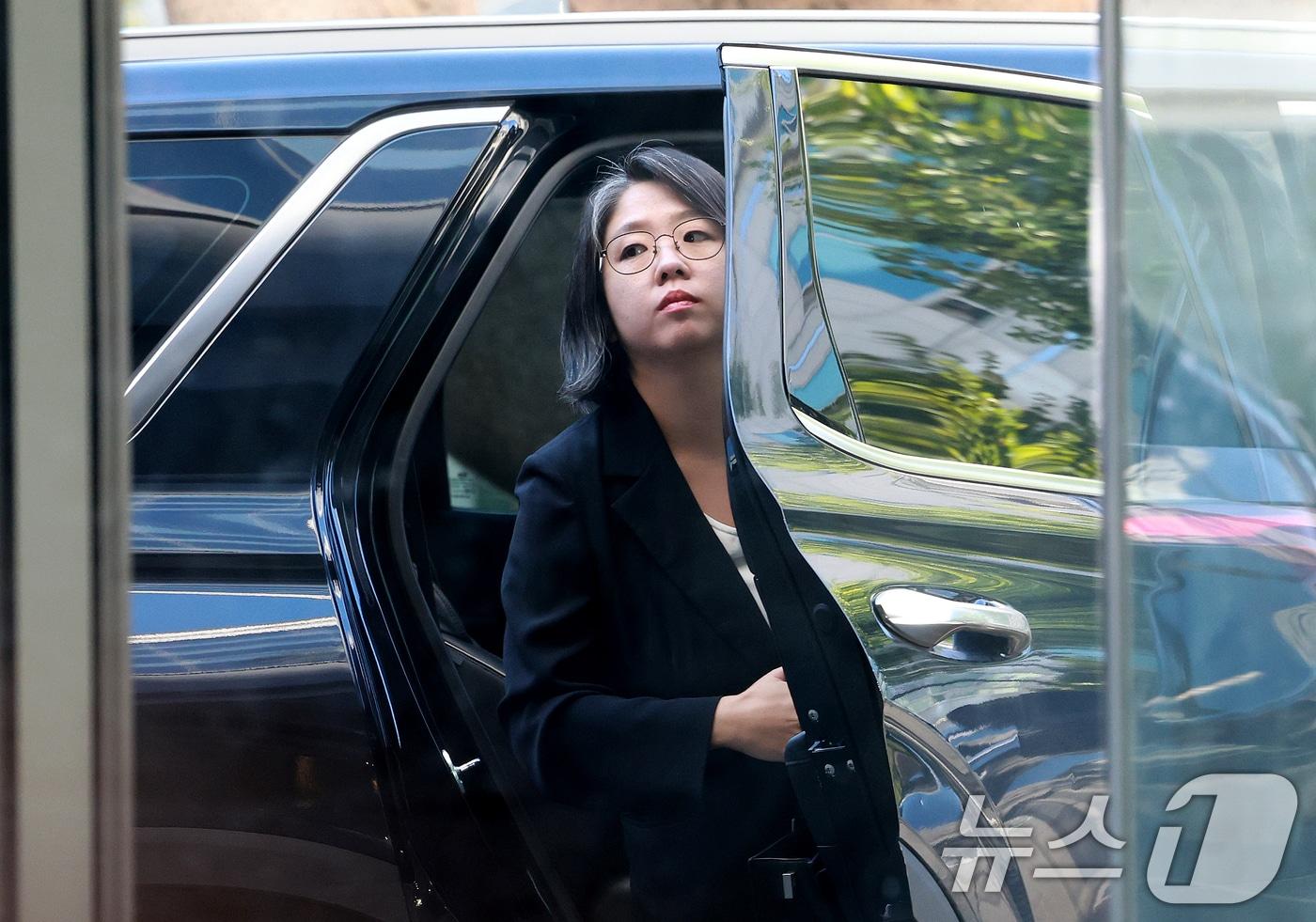 본문 이미지 - 용혜인 성평등가족부 장관 후보자가 7일 서울 서대문구 한국청소년활동진흥원에 마련된 인사청문회 준비 사무실로 출근하고 있다. 2026.9.7 ⓒ 뉴스1 이호윤 기자