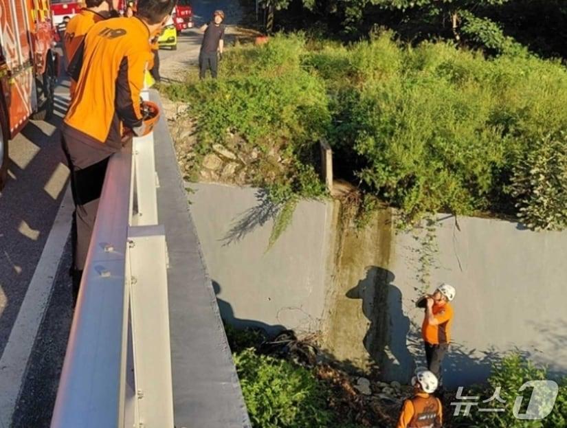 본문 이미지 - 6일 오후 5시 31분쯤 횡성군 서원면 석화리 한 교량 인근에서 오토바이가 추락하는 사고가 발생했다. (강원특별자치도소방본부 제공. 재판매 및 DB금지) 2026.9.7/뉴스1