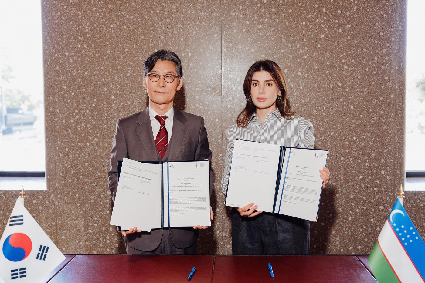 본문 이미지 - 아르코 – ACDF 업무협약식 사진. 왼쪽부터 이범헌 아르코 위원장, 가야네 우메로바 ACDF 위원장.(사진=한국문화예술위원회)