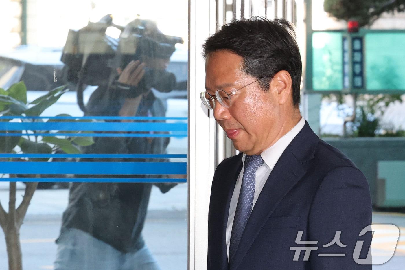 본문 이미지 - 김승원 법무부 장관 후보자가 7일 오전 서울 종로구 적선현대빌딩에 마련된 인사청문회 준비사무실로 출근하고 있다. 2026.9.7 ⓒ 뉴스1 이광호 기자