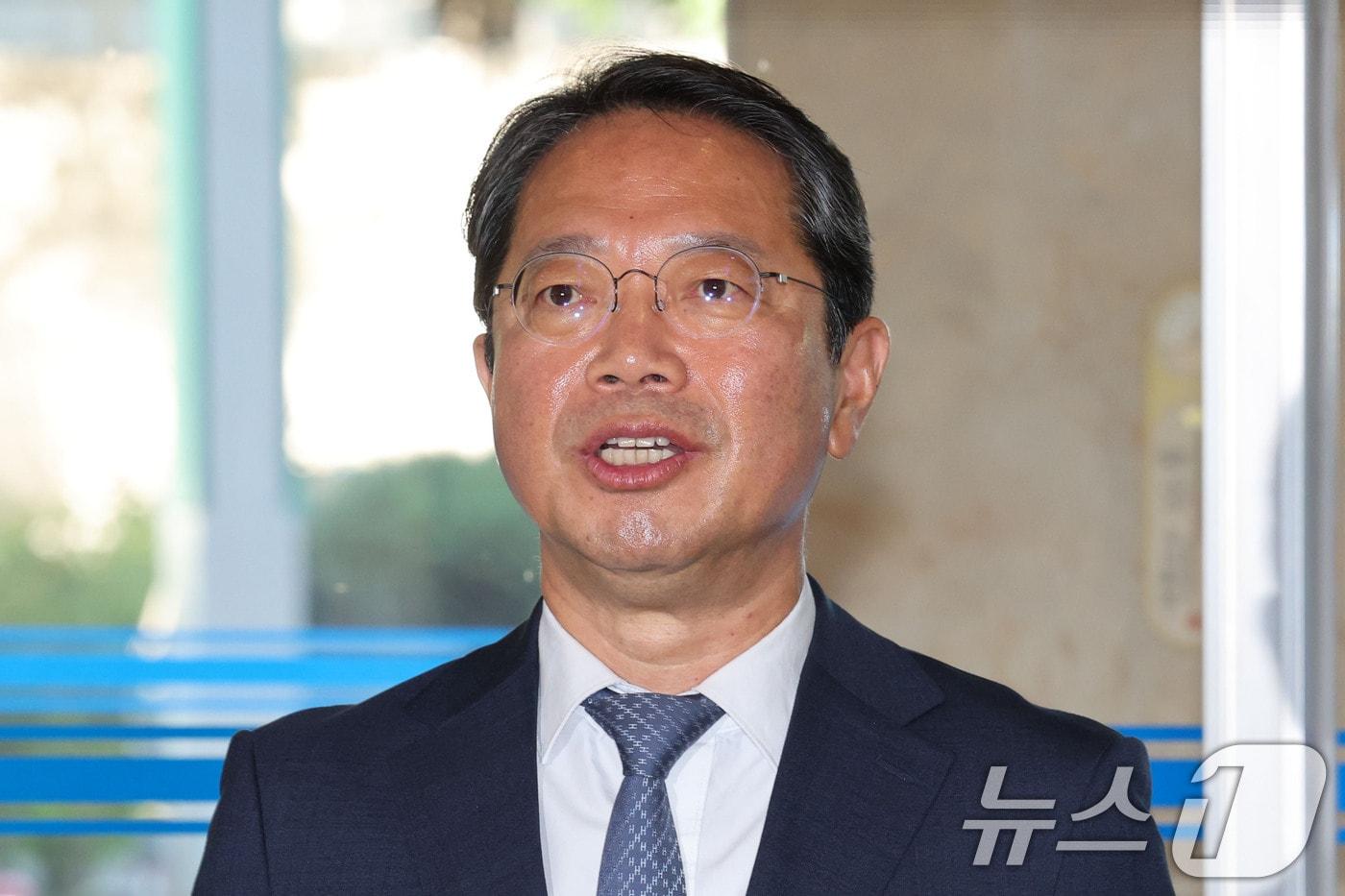 본문 이미지 - 김승원 법무부 장관 후보자가 7일 오전 서울 종로구 적선현대빌딩에 마련된 인사청문회 준비사무실로 출근하며 신약 승인 청탁 의혹 등과 관련해 입장을 밝히고 있다. 2026.9.7 ⓒ 뉴스1 이광호 기자
