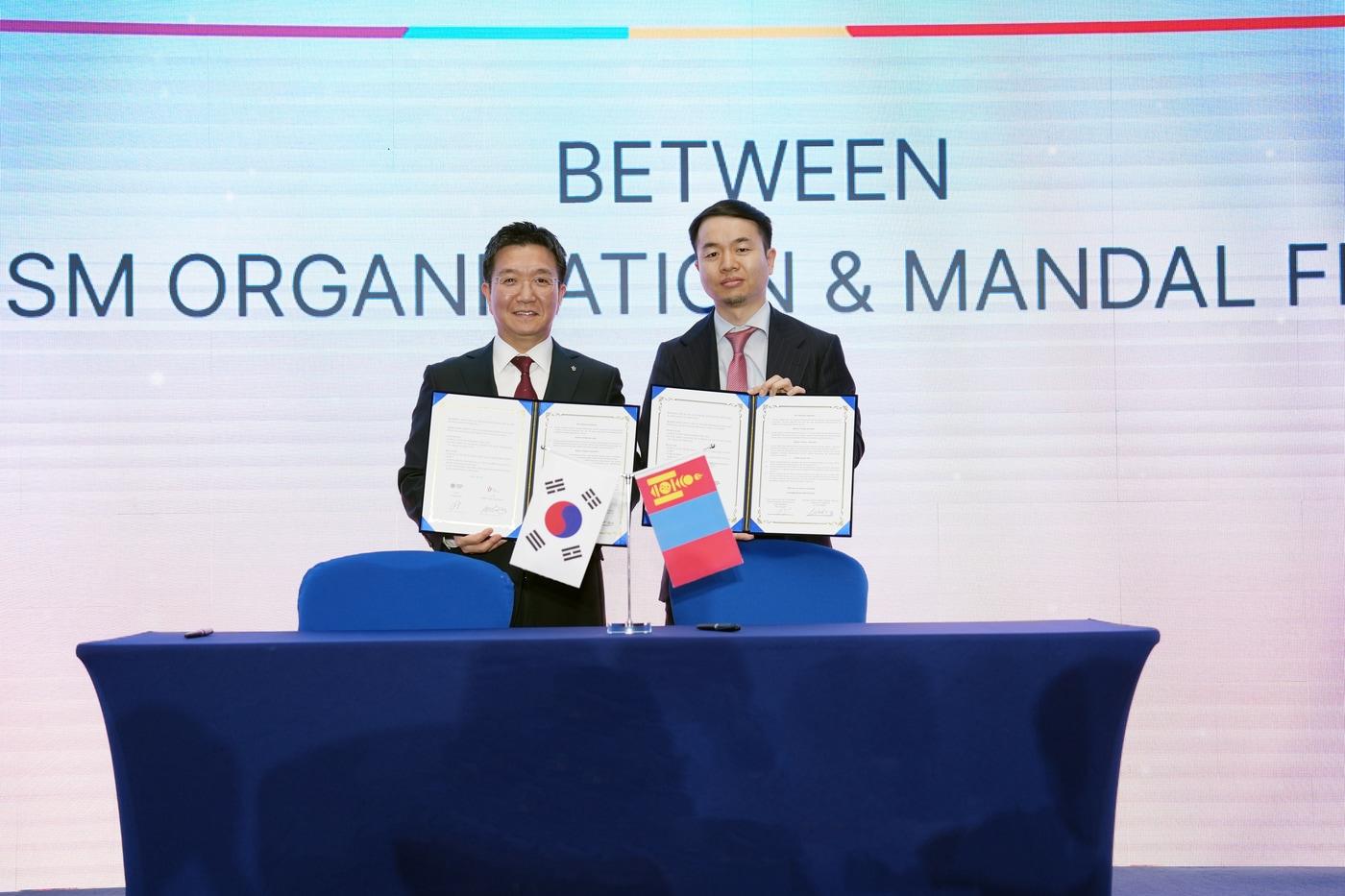 본문 이미지 - 박성혁 한국관광공사 사장(왼쪽)과. 바트히식 만달금융그룹 CEO가 업무협약을 체결하고 있다.(한국관광공사 제공) ⓒ 뉴스1 윤슬빈 관광전문기자