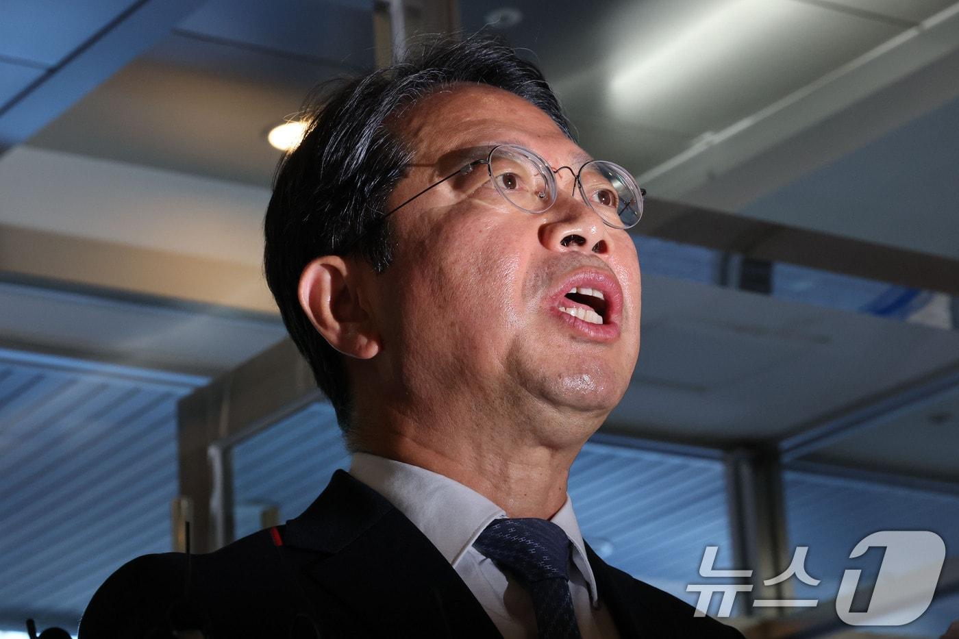 본문 이미지 - 김승원 법무부 장관 후보자가 7일 오전 서울 종로구 적선현대빌딩에 마련된 인사청문회 준비사무실로 출근하며 신약 승인 청탁 의혹 등과 관련해 입장을 밝히고 있다. 2026.9.7 ⓒ 뉴스1 이광호 기자