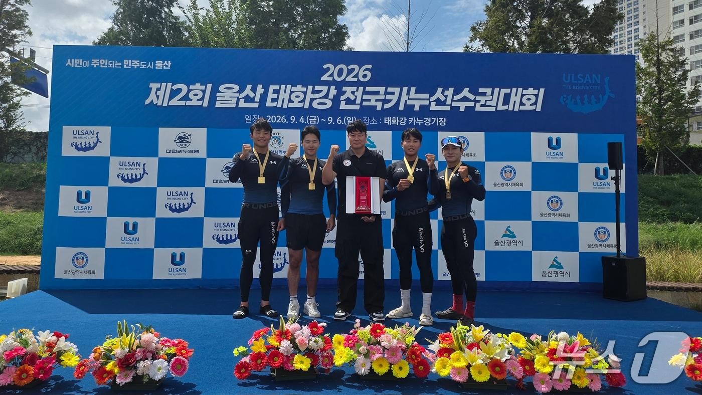 본문 이미지 - 지난 6일 울산 태화강에서 열린 제44회 전국카누선수권대회에서 남자 일반부 8개 전 종목을 석권한 서산시청 카누팀 선수들이 기념촬영을 하고 있다. 왼쪽부터 김지우, 최지성 선수, 박민호 감독, 김진호, 나재영 선수.(서산시 제공. 재판매 및 DB금지)