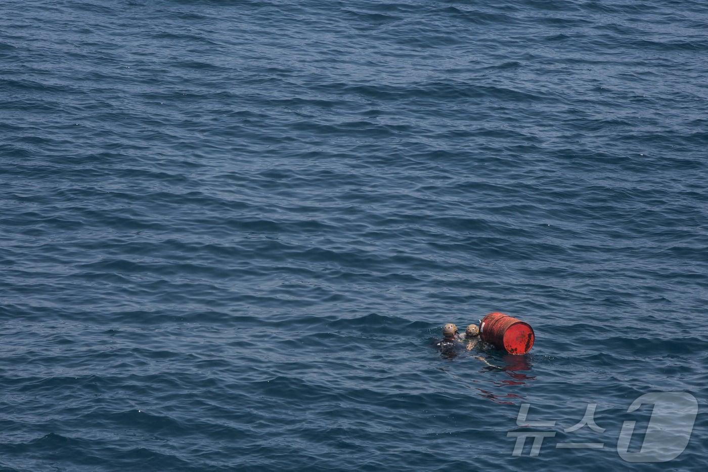 본문 이미지 - 미 해군 폭발물처리(EOD) 요원들이 2019년 6월 26일(현지시간) 아라비아해에서 실시된 미 해군 제5함대 훈련 도중 모의 부유 기뢰에 폭약을 부착하고 있다. 2019.6.26 (사진은 기사 내용과 무관함) ⓒ 로이터=뉴스1