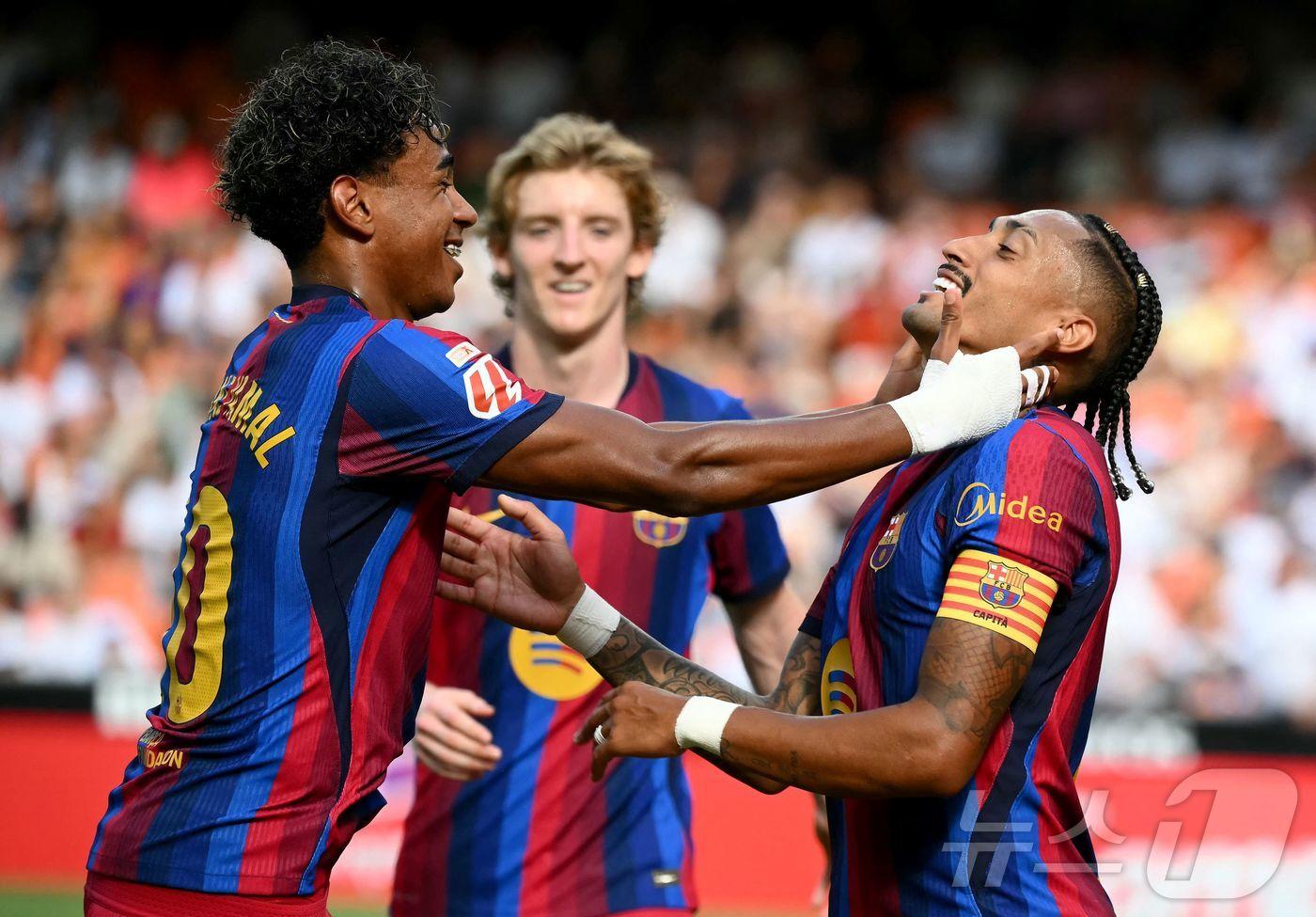본문 이미지 - 바르셀로나가 발렌시아를 5-0으로 꺾었다. 라민 야말(왼쪽)이 하피냐와 기뻐하고 있는 모습. ⓒ AFP=뉴스1