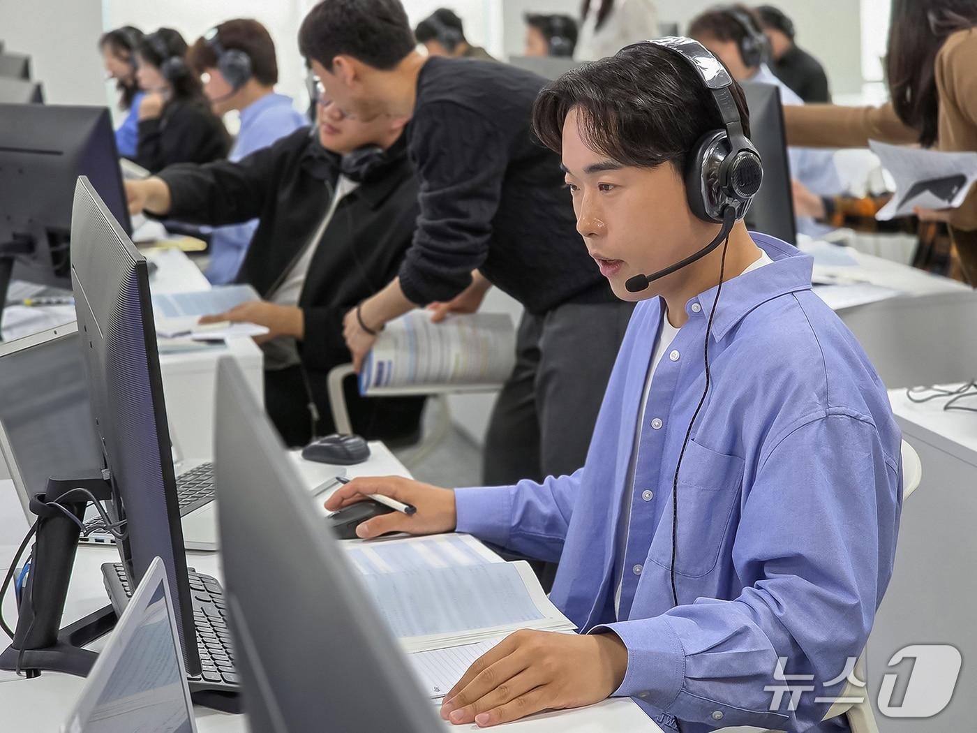 본문 이미지 - 지난 4월 삼성전자 인재개발원에서 삼성전자 감독관이 상반기 삼성직무적성검사(GSAT) 응시자를 대상으로 예비 소집을 진행하고 있다. (사진제공 = 삼성전자) 
