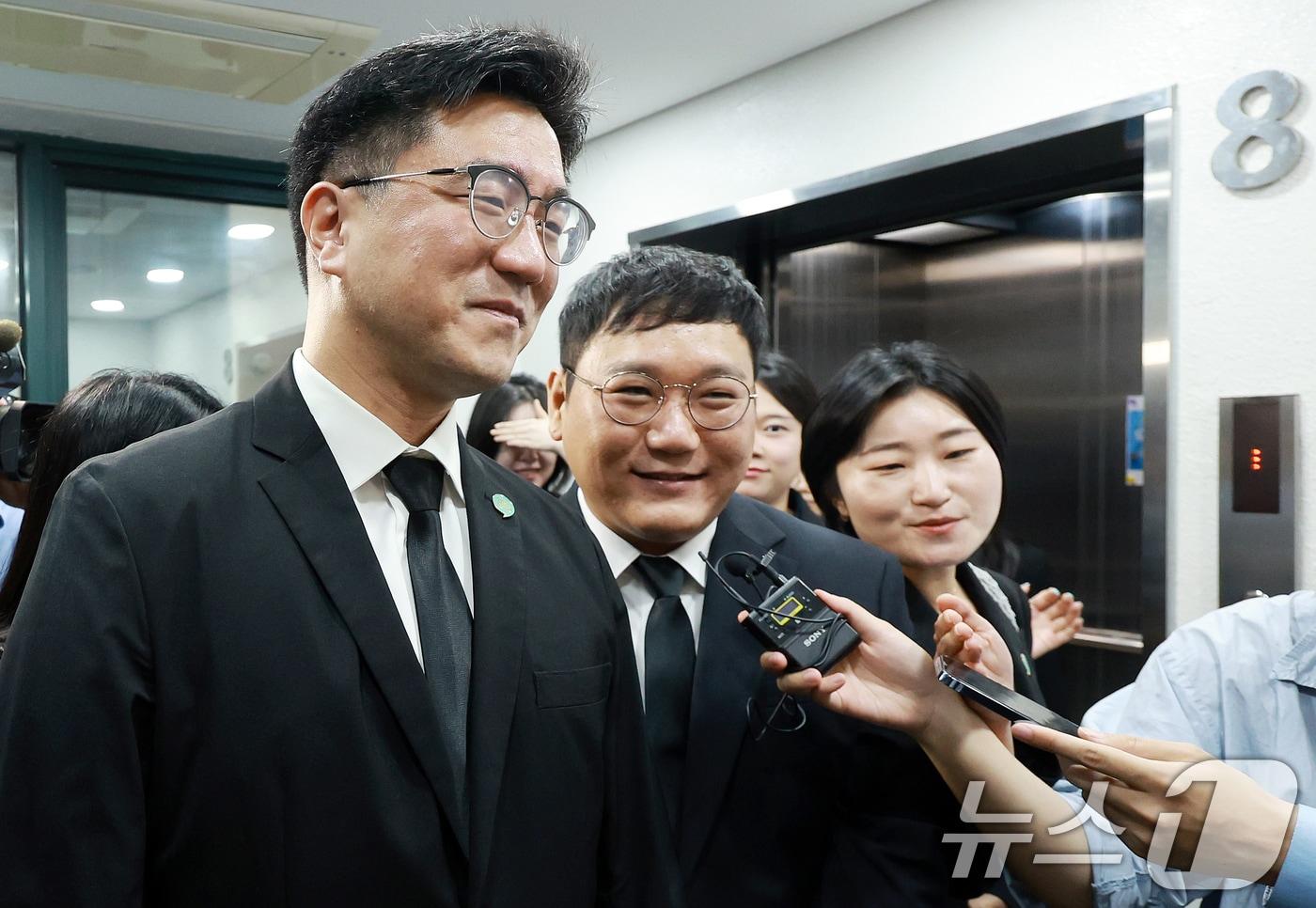 본문 이미지 - 오준호 기본소득당 당대표와 박기홍, 신지혜 최고위원이 7일 서울 여의도 기본소득당사에서 열린 최고위원회의에 참석하고 있다. 2026.9.7 ⓒ 뉴스1 이호윤 기자
