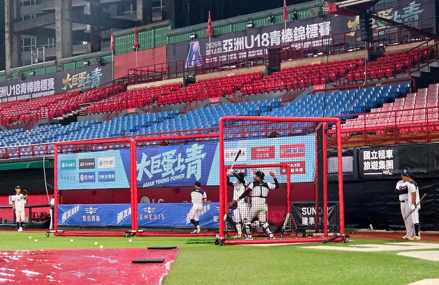 본문 이미지 - U-18 야구 대표팀 선수들이 아시아선수권 개막을 하루 앞둔 6일 야간 훈련을 진행하고 있다. (공동취재단 제공)