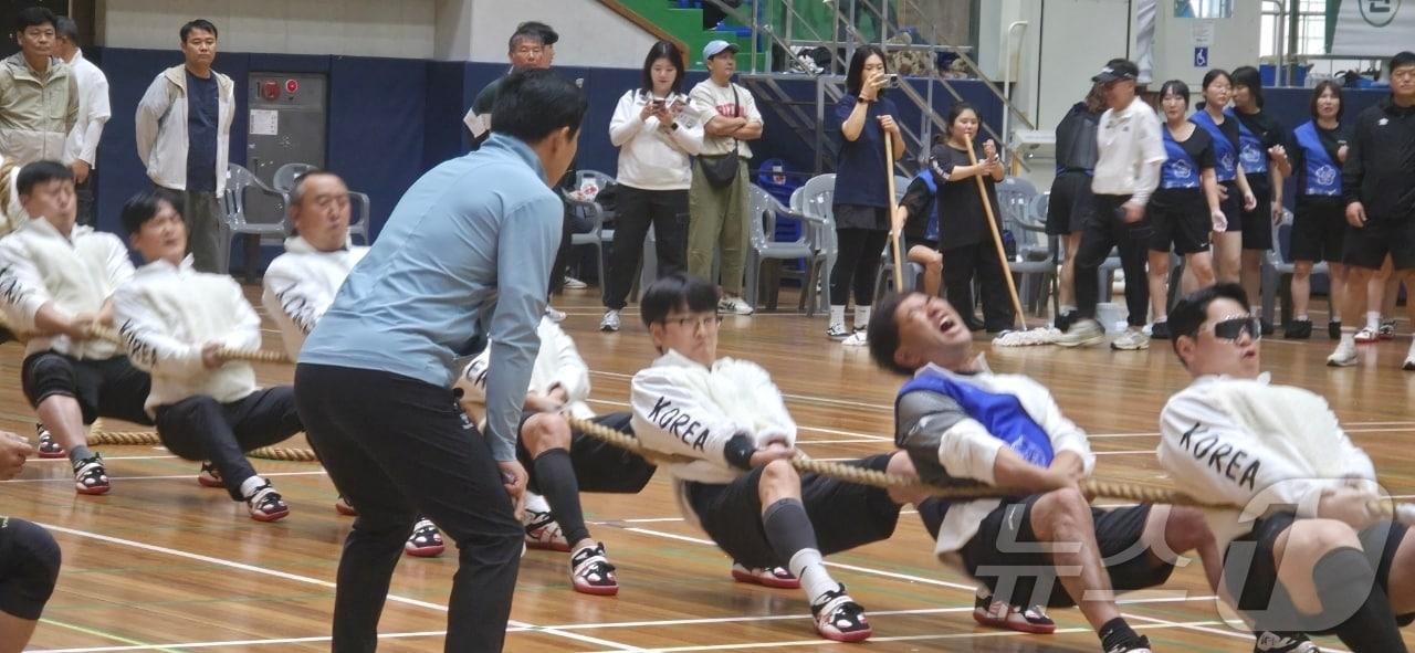 본문 이미지 - 지난 6일 전북 진안군 문예체육회관에서 열린 전북도민체육대회 줄다리기에 출전한 선수들이 경기를 치르고 있다. (진안군 제공. 재판매 및 DB 금지)