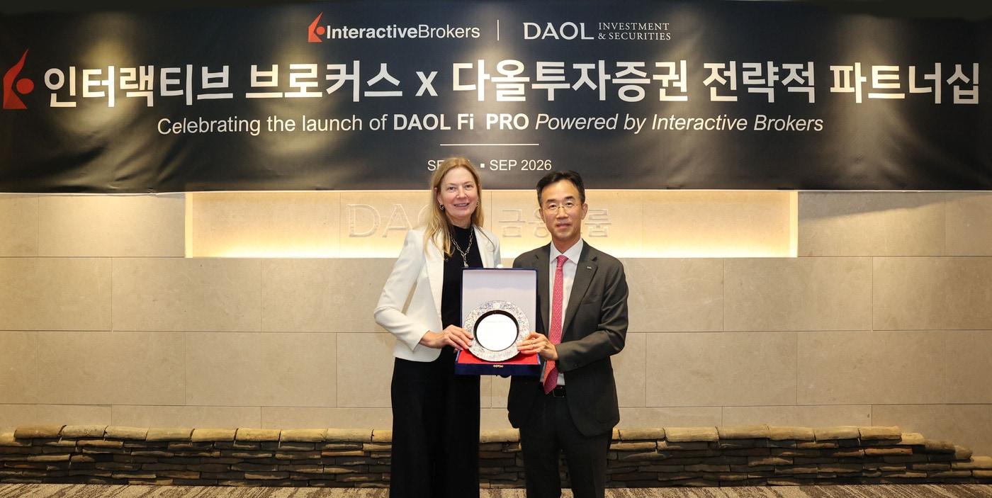 본문 이미지 - 지난 3일 여의도 다올투자증권 본사에서 열린 업무 협약식에서 참석한 스테이시 밀러스 IBKR 수석부사장(왼쪽)과 이병철 다올금융그룹 회장이 기념 촬영을 하고 있다(다올투자증권 제공).