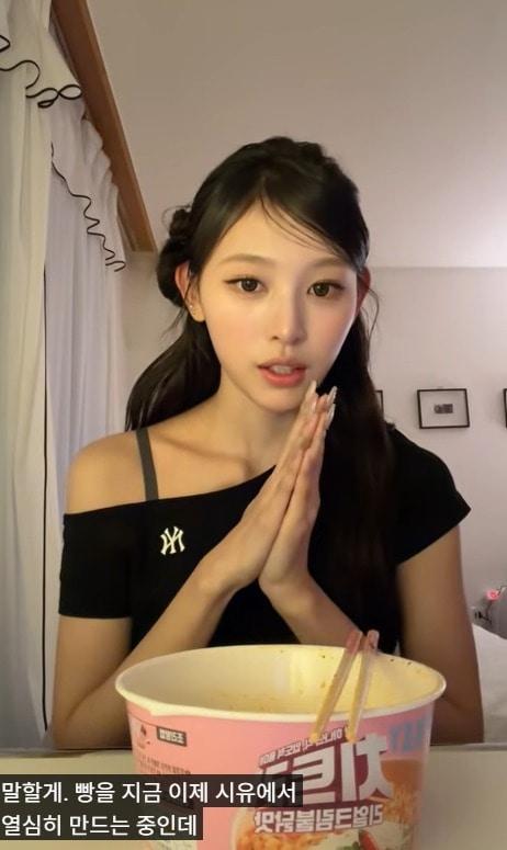 본문 이미지 - 리센느 멤버 미나미는 지난 4일 팬들과 소통하는 라이브 방송에서 CU와 함께 빵을 개발하고 있다고 밝혔다. (리센느 공식 유튜브 계정 갈무리)