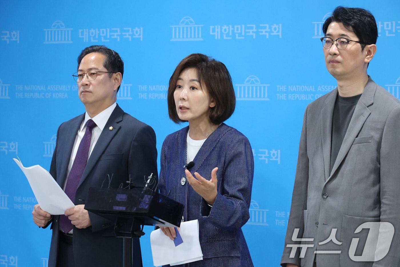 본문 이미지 - 나경원 국민의힘 의원이 7일 서울 여의도 국회 소통관에서 장관 인사 관련 기자회견을 하고 있다. ⓒ 뉴스1 신웅수 기자
