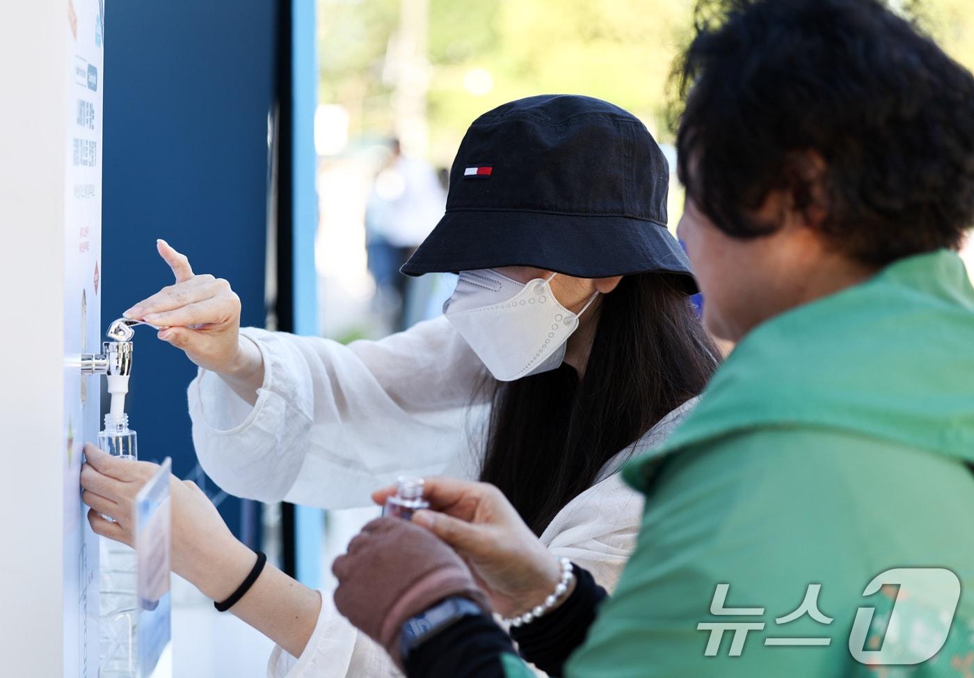 본문 이미지 - 7일 오전 서울 중구 서울광장에 마련된 화장품의 날 홍보관에서 시민들이 맞춤형 화장품을 만들고 있다. 2026.9.7 ⓒ 뉴스1 최지환 기자