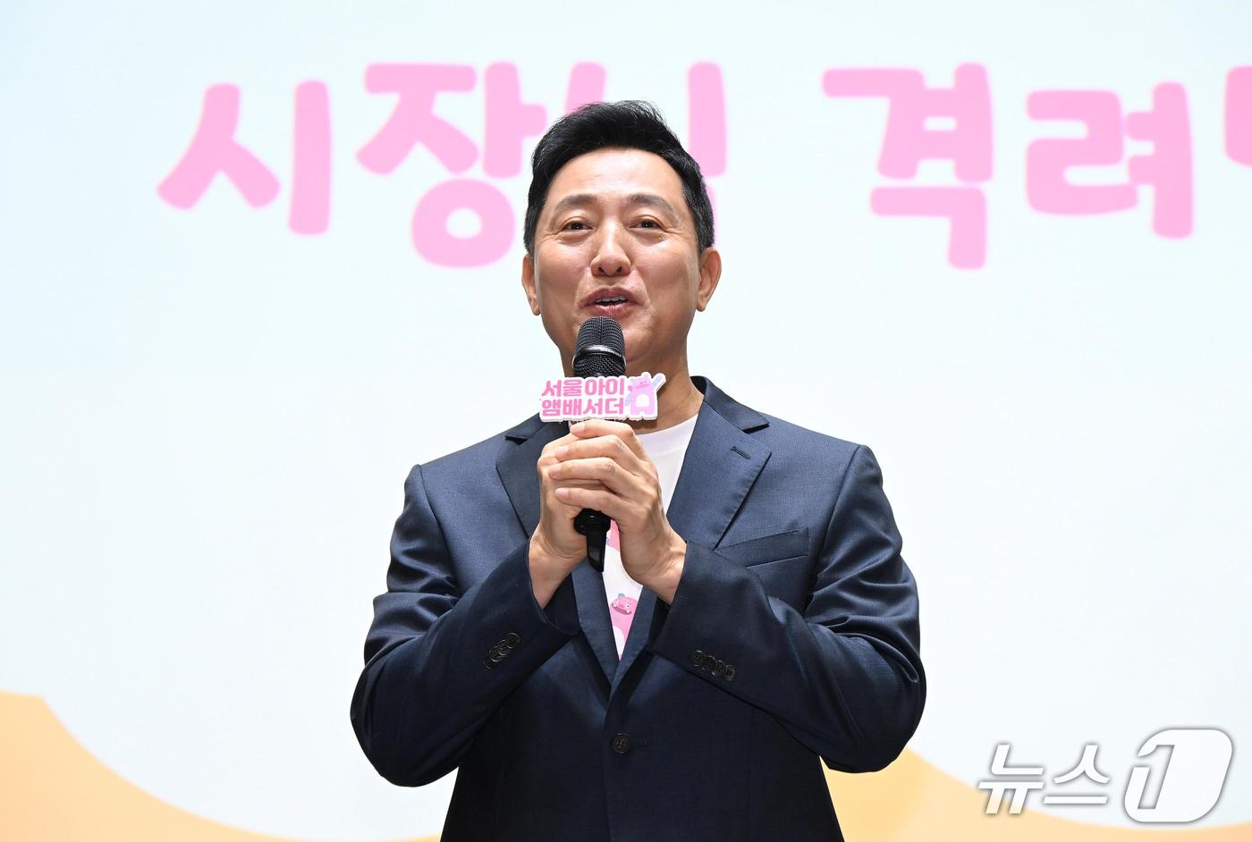 본문 이미지 - 오세훈 서울시장이 7일(월) 오전, '서울아이앰배서더 4기 발대식'에서 격려사를 하고 있다.