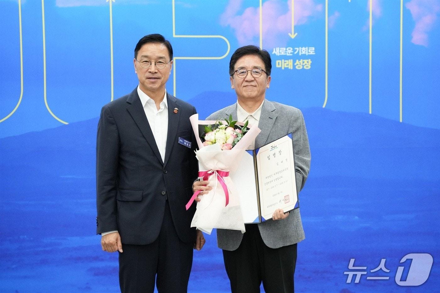본문 이미지 - 위성곤 제주도지사(왼쪽)와 김대영 제주평생교육장학진흥원장.(제주도 제공. 재판매 및 DB 금지)