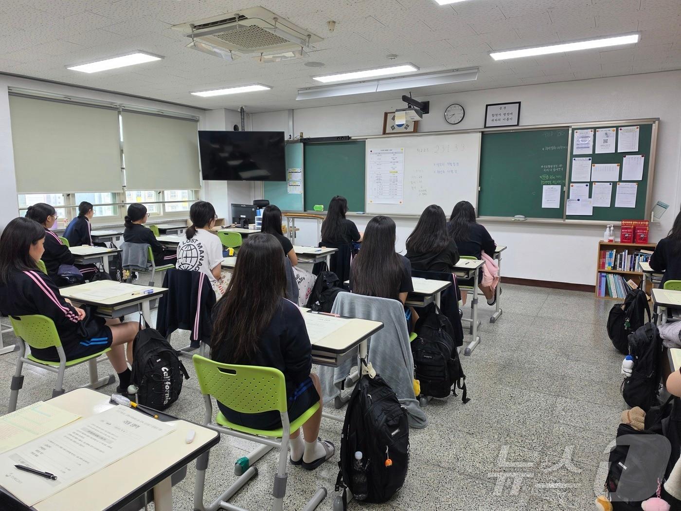 본문 이미지 - 경북교육청은 7일 교사 89명이 제작한 '2027학년도 수능 경북 모의평가'와 온라인 해설 강의로 고3 학생들의 수능 준비를 지원한다. (경북교육청 제공) /뉴스1