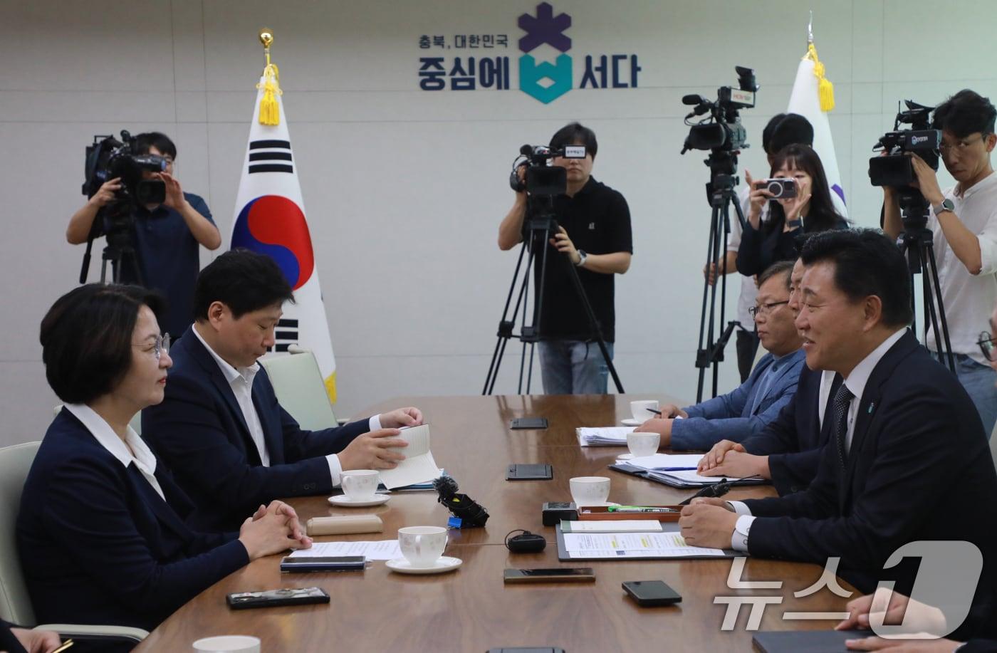 본문 이미지 - 추미애 경기지사와 신용한 충북지사가 7일 오전 충북도청에서 대화하고 있다. 2026.9.7 ⓒ 뉴스1 김용빈 기자
