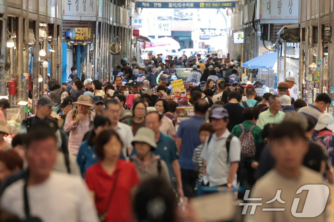 본문 이미지 - 7일 서울 동대문구 청량리청과물시장을 찾은 시민들이 제수용품을 둘러보고 있다. 추석을 앞두고 차례상에 오르는 주요 성수품 가격이 잇따라 오르면서 시민들의 장바구니 부담이 커지고 있다. 한우 등심 소비자가격은 지난해보다 22%가량 상승했고, 배와 조기 등도 8% 넘게 올랐다. 쌀과 달걀 등 주요 품목 역시 높은 가격을 이어가고 있다. 2026.9.7 ⓒ 뉴스1 권현진 기자