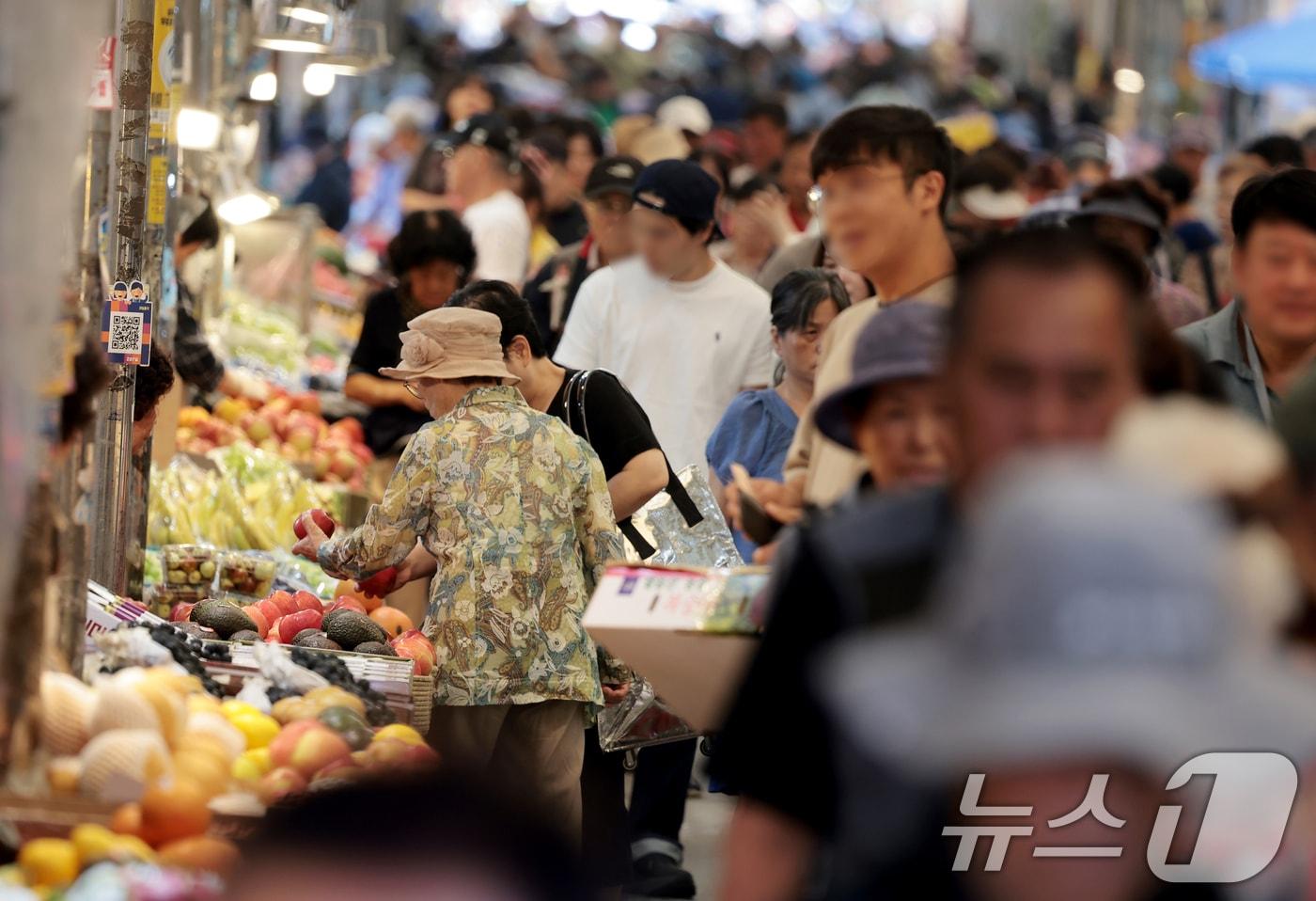 본문 이미지 - 7일 서울 동대문구 청량리청과물시장을 찾은 시민들이 제수용품을 구매하고 있다. 2026.9.7 ⓒ 뉴스1 권현진 기자