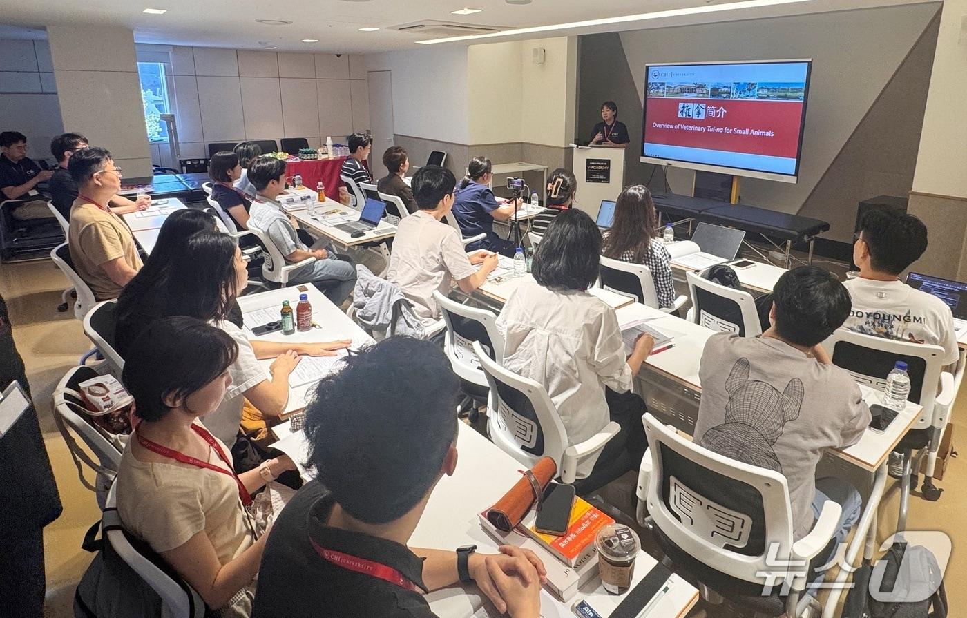 본문 이미지 - 치 유니버시티 한국지부는 6일 서울 강남구 VIP 동물한방재활의학센터 by Dr. 신사경에서 반려동물 추나 프로그램을 진행했다(동물병원 제공). ⓒ 뉴스1