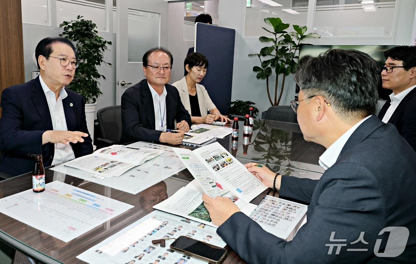 본문 이미지 - 7일 송인헌 괴산군수가 정향우 기획예산처 사회예산심의관을 만나 지역 현안 사업과 관련한 국비 지원을 요청하고 있다.(괴산군 제공. 재판매 및 DB금지)/뉴스1
