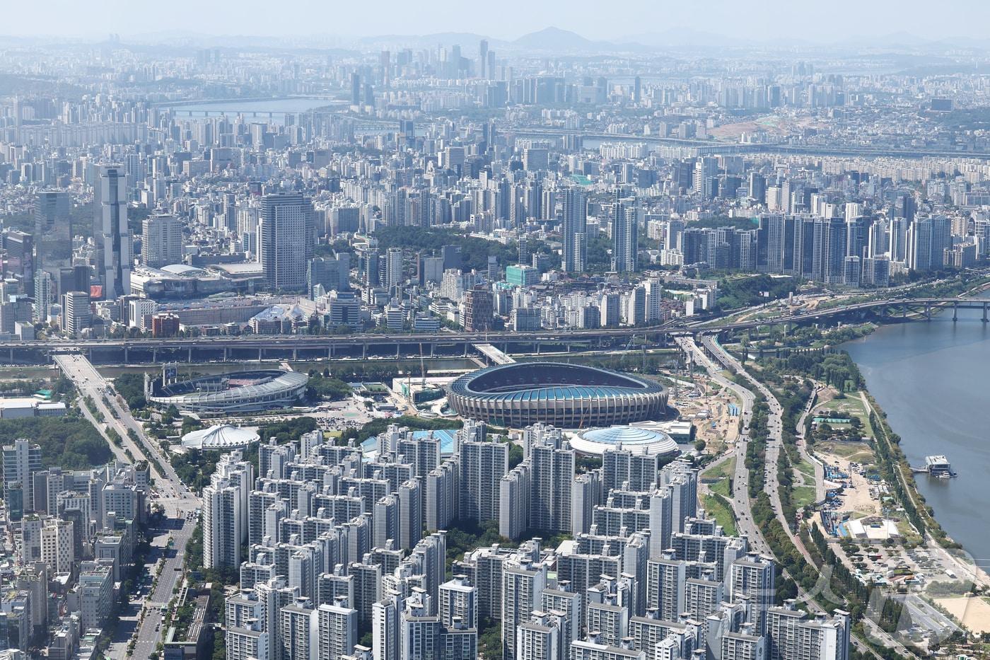 본문 이미지 - 서울 송파구 롯데월드타워 전망대에서 바라본 아파트 단지 모습. 2026.9.7 ⓒ 뉴스1 김민지 기자