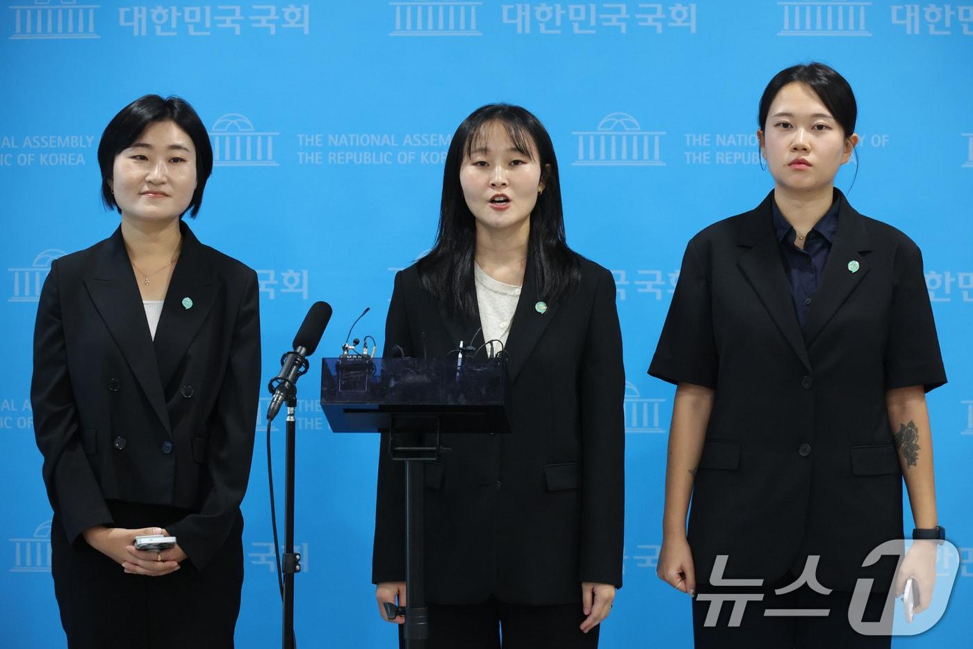 본문 이미지 - 신지혜 기본소득당 대변인(왼쪽부터), 노서영 대변인, 김진서 부대변인이 7일 서울 여의도 국회 소통관에서 용혜인 성평등가족부 장관 후보자 의혹과 관련한 질의에 답변하고 있다. ⓒ 뉴스1 신웅수 기자