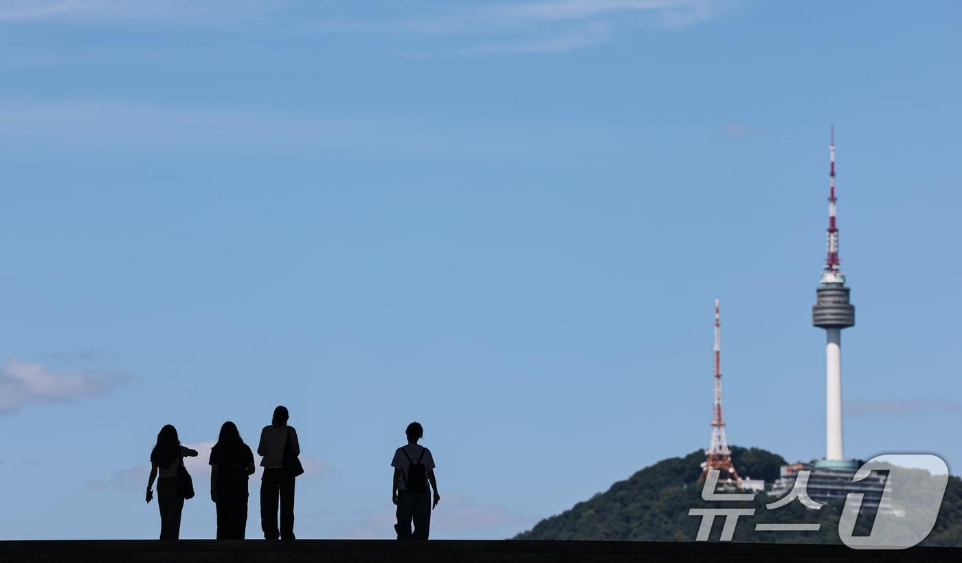 본문 이미지 - 절기상 백로이자 푸른 하늘의 날인 7일 서울 용산구 국립중앙박물관 위로 맑은 하늘이 펼쳐져 있다. 2026.9.7 ⓒ 뉴스1 김도우 기자