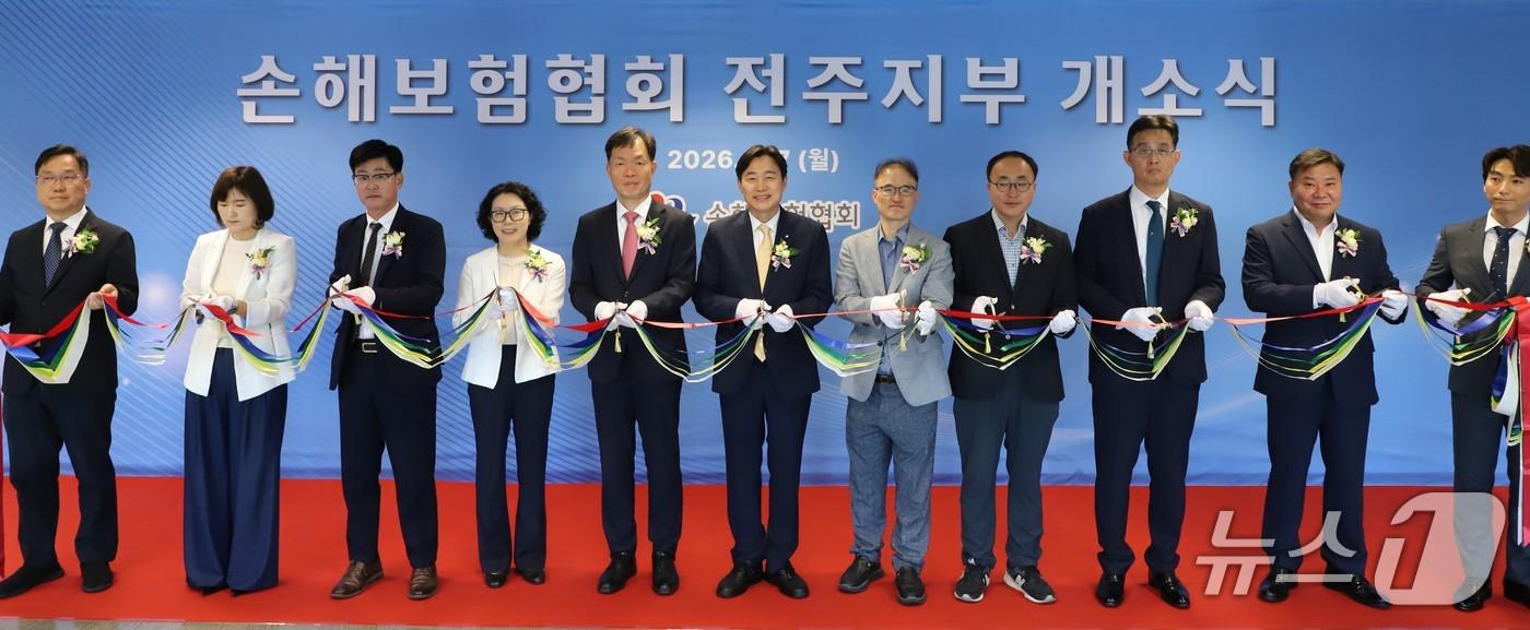 본문 이미지 - (왼쪽부터) 김지훈 손해보험협회 기획관리본부장, 김수연 삼성화재 충청호남본부장, 진상수 KB손해보험 충청호남 개인영업본부장, 양기진 전북대학교 교수, 오홍주 손해보험협회 전무, 이병래 손해보험협회 회장, 이태기 금융감독원 전북지원장, 권순표 금융감독원 금융정책자문관, 박정호 DB손해보험 충남호남본부장, 김종각 현대해상 전북지역단장, 박정훈 생명보험협회 전주지부장/사진제공=손해보험협회