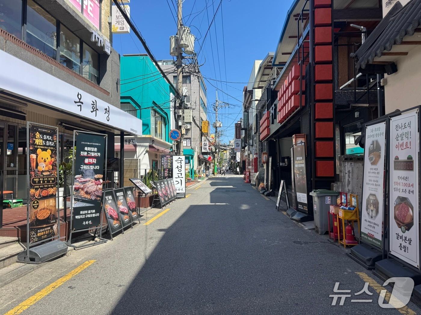 본문 이미지 - 7일 오전 11시 30분쯤 찾은 서울 광진구 건대입구역 앞 맛의거리에서 건국대 정문으로 이어지는 골목 상권 일대가 한산한 모습이다.2026.09.07.ⓒ 뉴스1 전지아 수습기자
