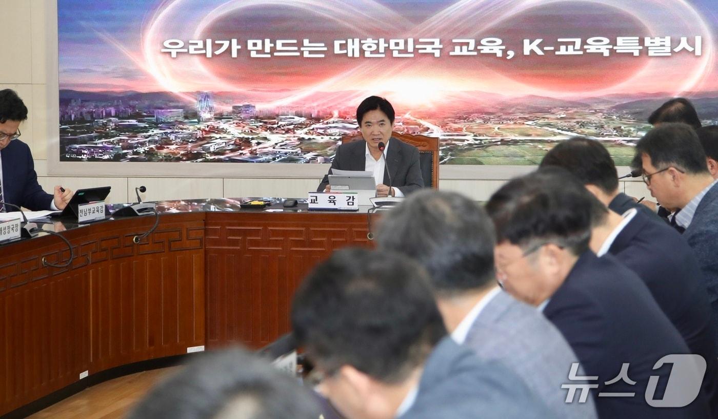 본문 이미지 - 김대중 전남광주통합특별시교육감이 7일 열린 주요정책회의에서 '장윤기 사건'에 대한 사법부의 엄정한 판단과, 학생 보호를 위한 실질적인 대책 마련을 촉구하고 있다.(전남광주통합특별시교육청 제공, 재판매 및 DB 금지)/뉴스1 