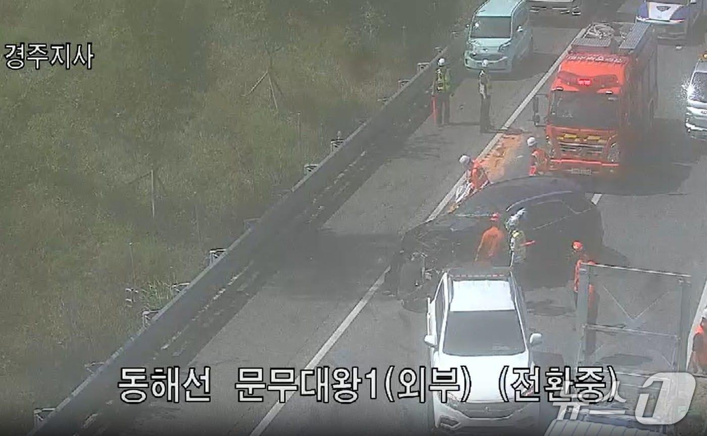 본문 이미지 - 7일 오전 10시 16분쯤 경북 경주시 외동읍 개곡리 동해고속도로 포항 방향 71.4㎞ 지점에서 SUV가 도로통제차량를 들이받는 사고를 내 119대원들이 구조하고 있다.운전자는 경상을 입어 병원으로 이송됐다.(경북소방본부 제공. 재판매 및 DB 금지)2026.9.7/뉴스1
