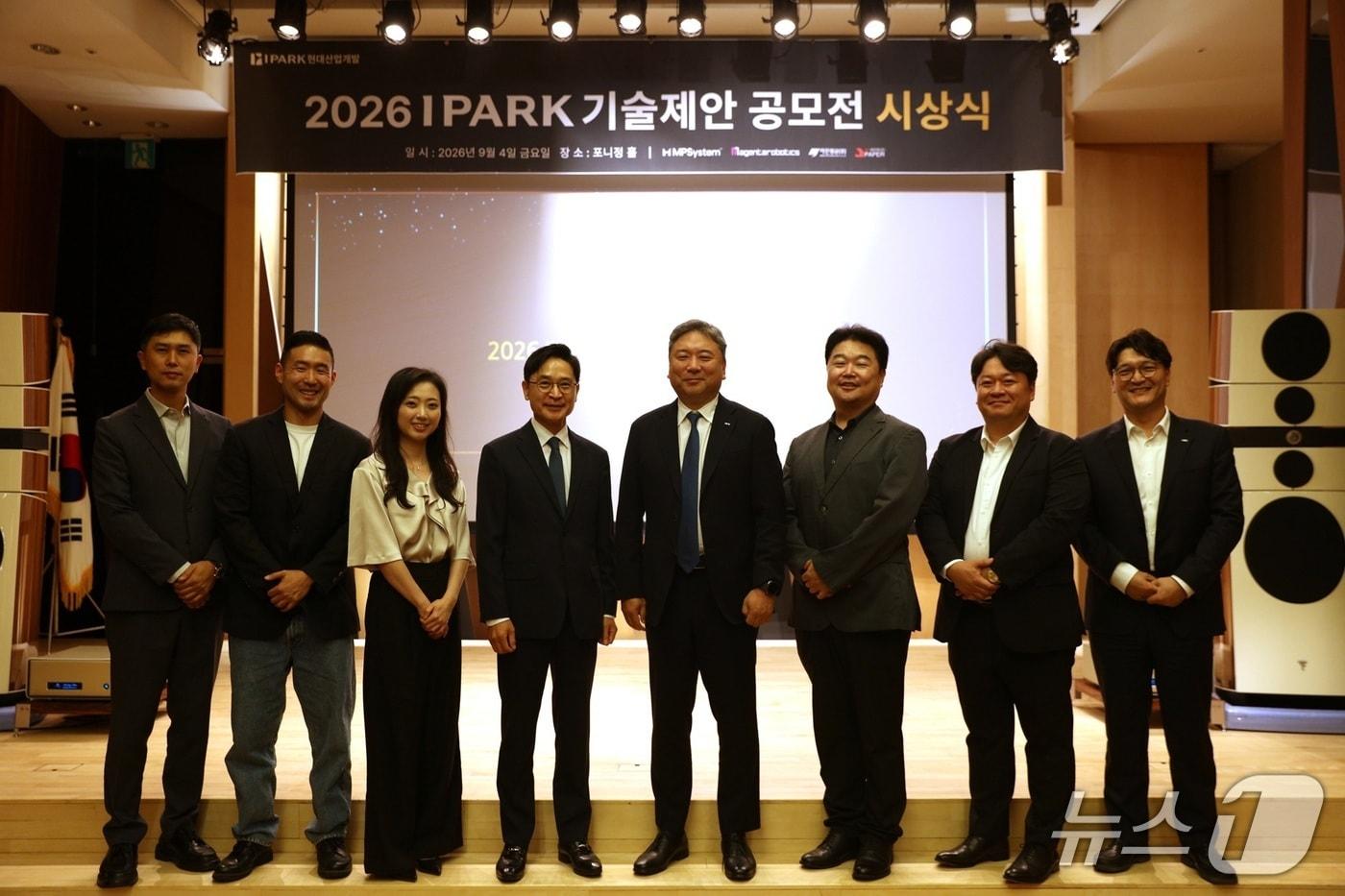 본문 이미지 - IPARK현대산업개발이 지난 4일 서울 강남구 삼성동 포니정홀에서 6회 기술제안 공모전 시상식을 열었다. (IPARK현대산업개발 제공)