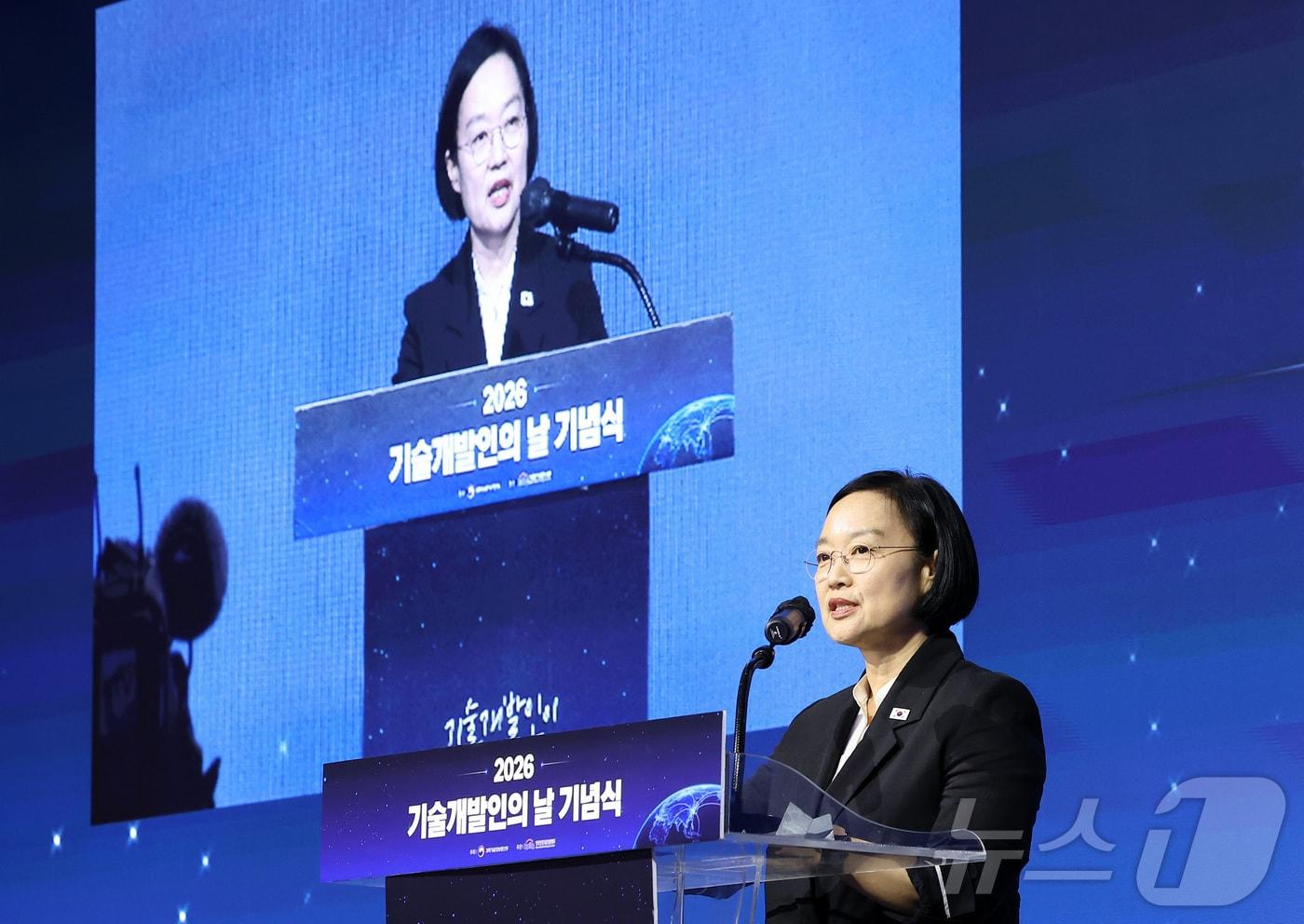 본문 이미지 - 한성숙 국무총리가 7일 서울 영등포구 페어몬트 엠배서더 서울에서 열린 2026 기술개발인의 날 기념식에서 기념사를 하고 있다. ⓒ 뉴스1 김성진 기자