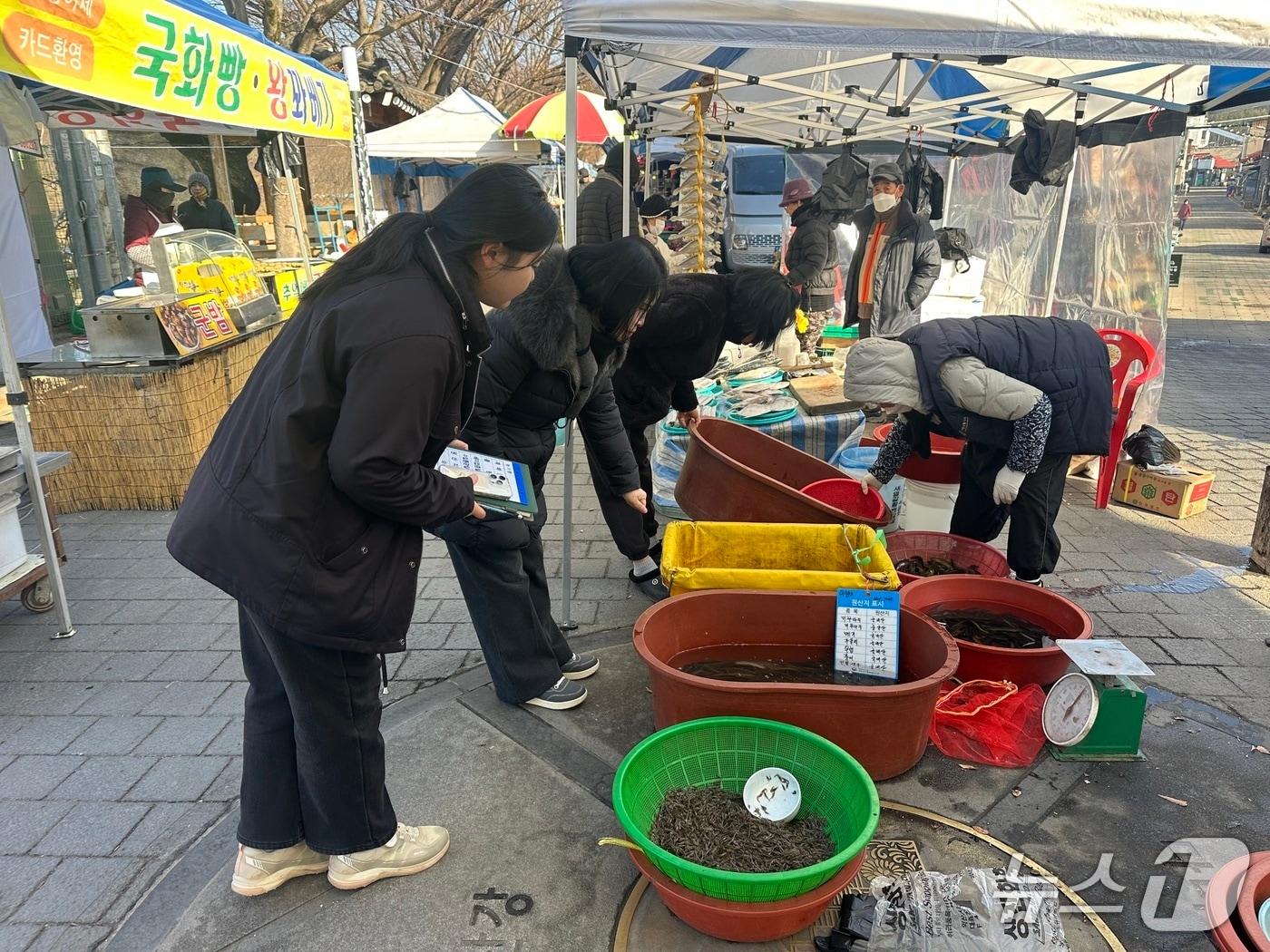 본문 이미지 - 원산지 표시 지도 단속 모습.(전남광주통합특별시 제공. 재판매 및 DB금지) 2026.9.7/뉴스1