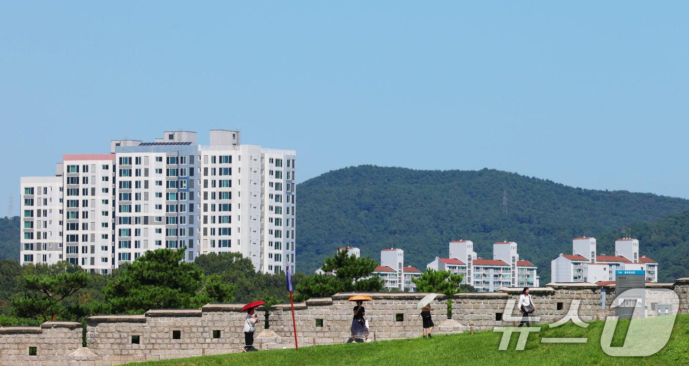 본문 이미지 - 절기상 백로이자 푸른 하늘의 날인 7일 경기 수원시 팔달구 수원화성 창룡문 위로 파란 가을 하늘이 보이고 있다. 2026.9.7 ⓒ 뉴스1 김영운 기자