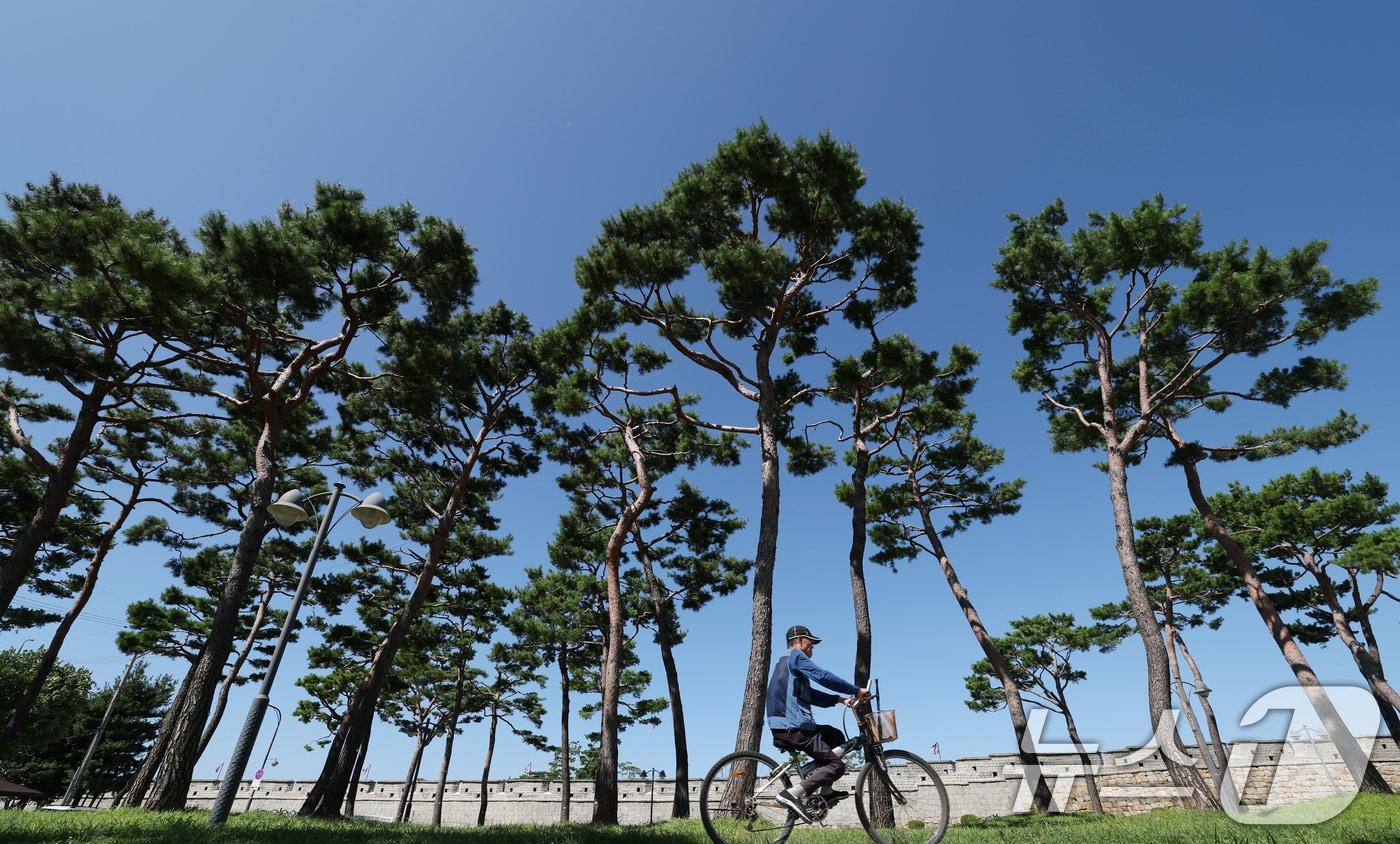 본문 이미지 - 7일 경기 수원시 팔달구 수원화성 창룡문 위로 파란 가을 하늘이 보이고 있다. 2026.9.7 ⓒ 뉴스1 김영운 기자