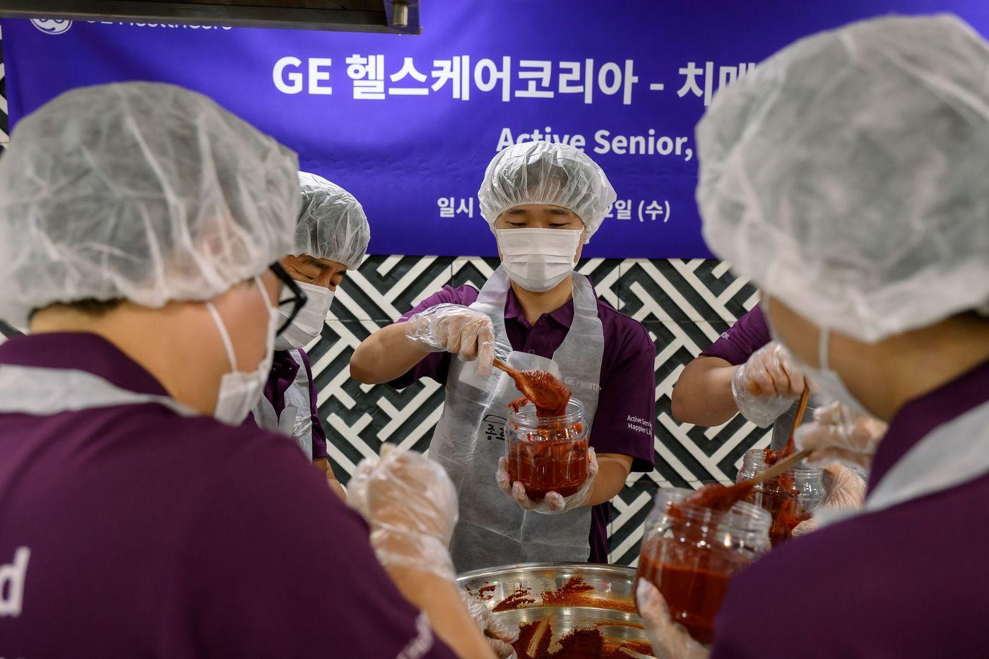 본문 이미지 - GE헬스케어 코리아가 세계 알츠하이머의 날과 치매극복의 날을 맞아 지역 복지관을 찾아 봉사활동을 하고 있다 (GE헬스케어 코리아 제공)