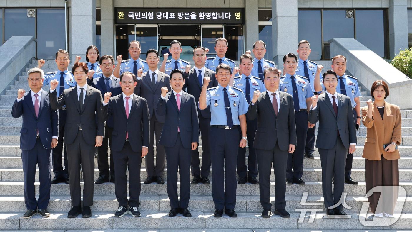 본문 이미지 - 장동혁 국민의힘 대표가 7일 충북 청주시 상당구 공군사관학교를 방문해 박흥재 공군사관학교장을 비롯한 관계자들과 기념 촬영을 하고 있다. 2026.9.7 ⓒ 뉴스1 국회사진기자단
