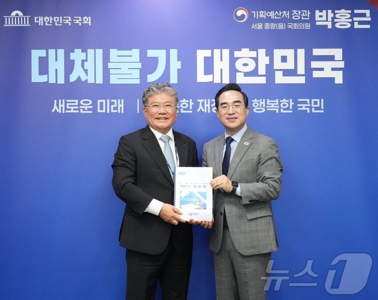 본문 이미지 - 장세일 전남광주특별시 영광군수가 7일 박홍근 기획예산처 장관을 만나 지역 현안 관련 국비지원을 요청하고 있다.(영광군 제공. 재배포 및 DB 금지)