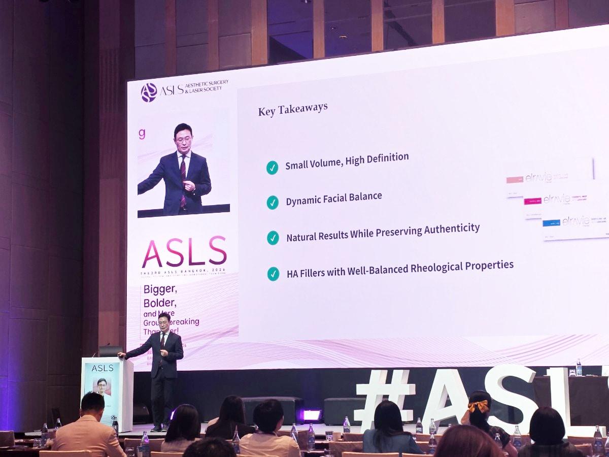 본문 이미지 - 국제 미용의학 학회 'ASLS Bangkok 2026'이 지난 2일부터 3일까지 태국 방콕 아바니+ 리버사이드 호텔에서 열렸다. 사진은 지난 3일 리을피부과의원 최호성 원장이 ‘한국형 HA필러 술기'를 주제로 강연을 진행하고 있다. (휴온스글로벌 제공) 