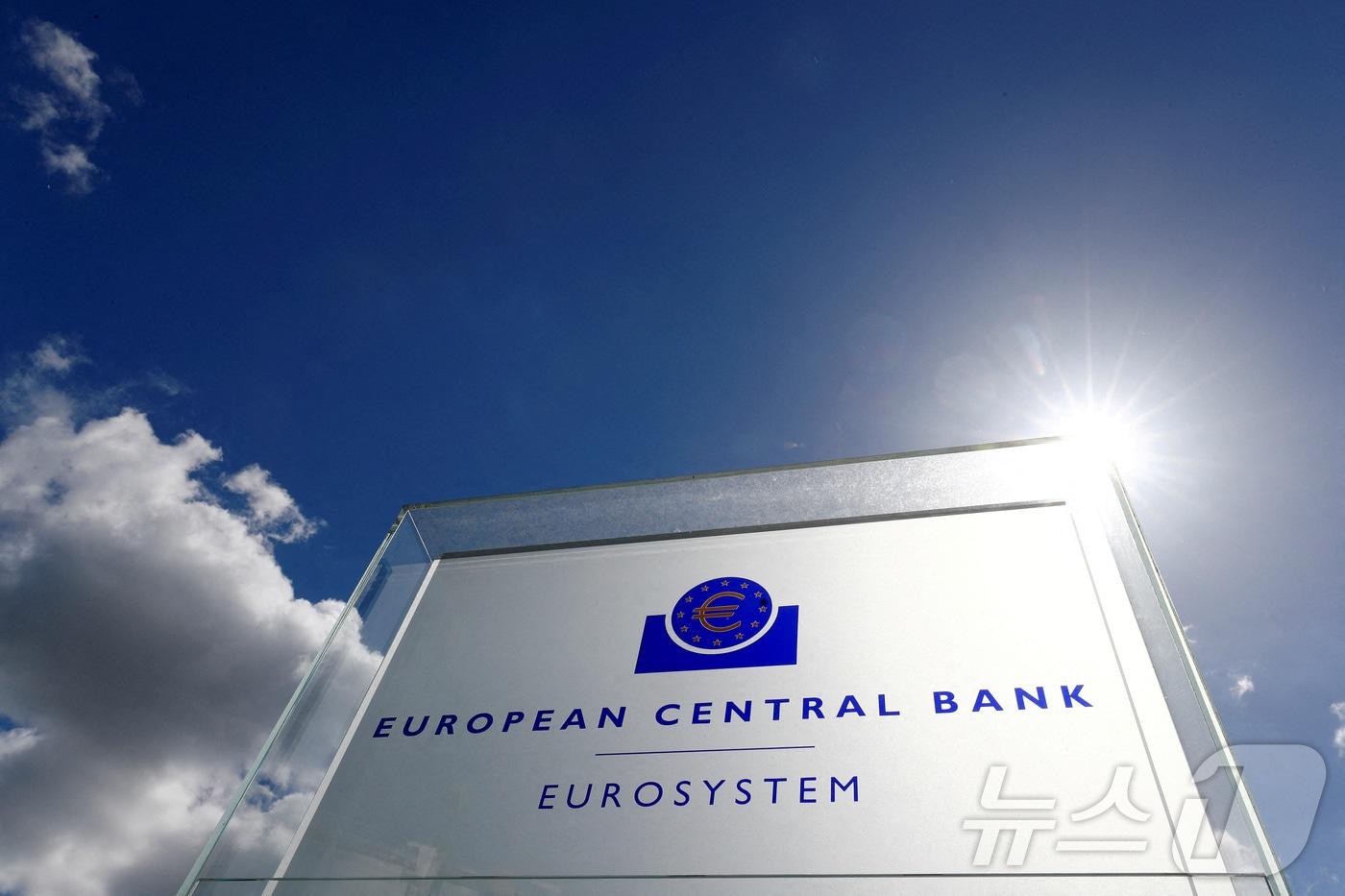 본문 이미지 - 유럽중앙은행(ECB) 상징물이 독일 프랑크푸르트에 있는 ECB 본부 건물 외부에 비치돼 있다. (자료사진) 2018.4.26 ⓒ 로이터=뉴스1