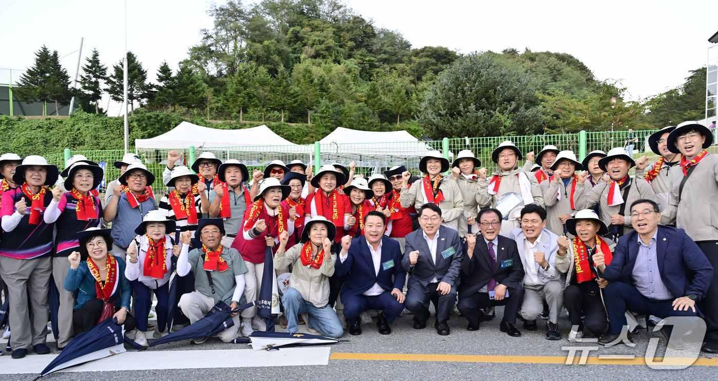 본문 이미지 - 전북 순창군이 '제63회 전북도민체육대회'에서 종합 순위 6위에 오른 가운데 최영일 순창군수와 박희승 국회의원, 순창군 체육회 관계자 등이 기념 촬영을 하고 있다.(순창군 제공. 재판매 및 DB금지)/뉴스1 