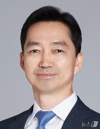 본문 이미지 - 윤호중 행정안전부 장관이 7일 초대 중대범죄수사청장 후보자로 김지용 법무법인 에이펙스 변호사를 대통령에게 제청했다. 김지용 변호사는 대전지검 검사를 시작으로 대구지검 특수부장, 광주고검 차장검사 등을 지냈고, 현재 법무법인 에이펙스 대표변호사로 활동 중이다. (행정안전부 제공. 재판매 및 DB금지) 2026.9.7 ⓒ 뉴스1