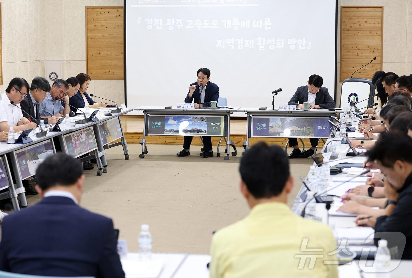 본문 이미지 - 강진군은 7일 간부회의 '브레인스토밍 데이'를 통해 '강진~광주 고속도로 개통에 따른 지역경제 활성화 방안'을 주제로 부서 간 경계를 넘어 자유롭게 의견을 나눴다.(강진군 제공, 재배포 및 DB 금지)