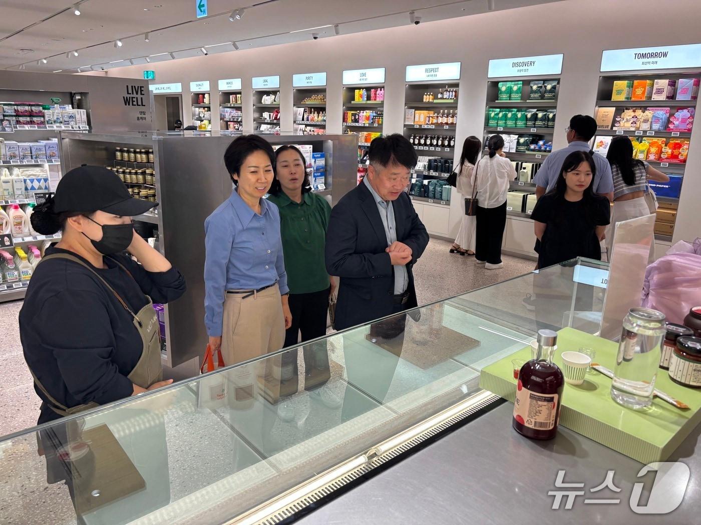 본문 이미지 - 강원특별자치도농업기술원 관계자들이 7일 하우스오브신세계 청담점을 찾아 도내 농가에서 생산한 농가공품 진열대를 둘러보고 있다.(도농업기술원 제공. 재판매 및 DB 금지)