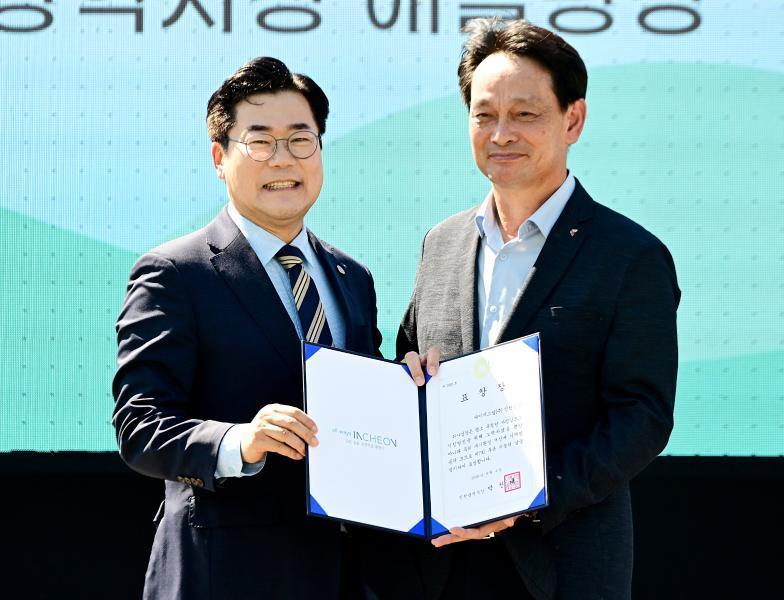 본문 이미지 - KG스틸은 지난 4일 인천시청 애뜰광장에서 열린 '제7회 푸른 하늘의 날' 기념행사에서 대기환경 개선에 기여한 공로로 인천광역시장 표창을 받았다고 7일 밝혔다. 기념행사에서 표창을 받은 조기연 생산본부장(우측). (KG스틸 제공)